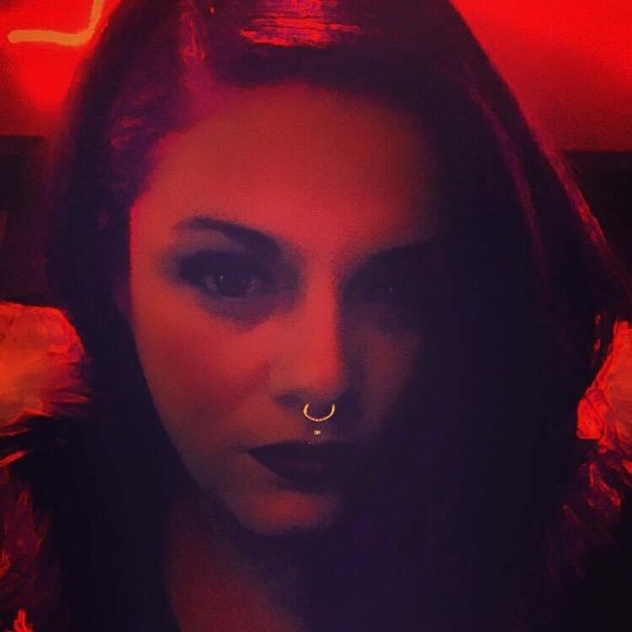 Meet your Posher, Nicole - Picture 1 of 1